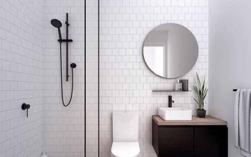 Foto de un baño ya reformado en malaga con un plato de ducha, un lavabo y un espejo con una luz natural