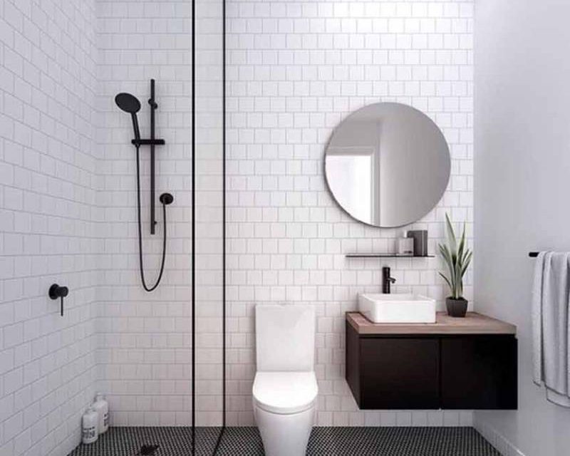Foto de un baño ya reformado en malaga con un plato de ducha, un lavabo y un espejo con una luz natural